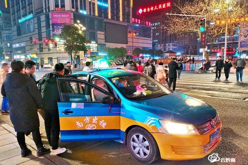 出租车斑马线上载客挡道 市民呼吁加强管理