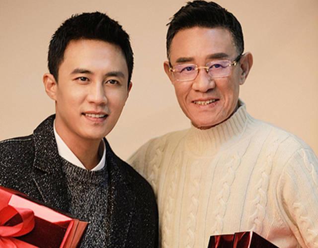 近日,娱乐圈著名父子档杜淳与爸爸杜志国曝光一组贺岁照片,父子俩手