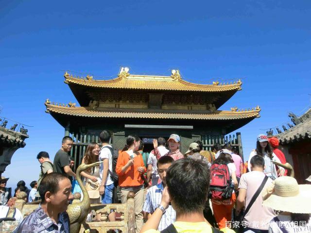这段石梯就是被称为全武当山最难走的"九连蹬百步梯",游客需借力栏杆