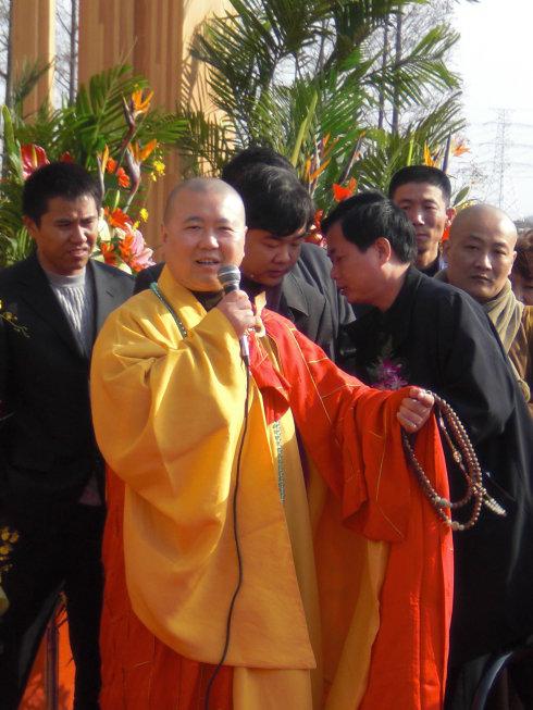 上海玉佛寺住持觉醒法师主持了这次上梁大典.