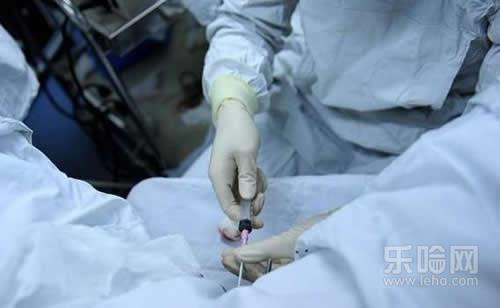 人工授精:是将男性精液用人工方法注入女性子宫颈或宫腔内,以协助