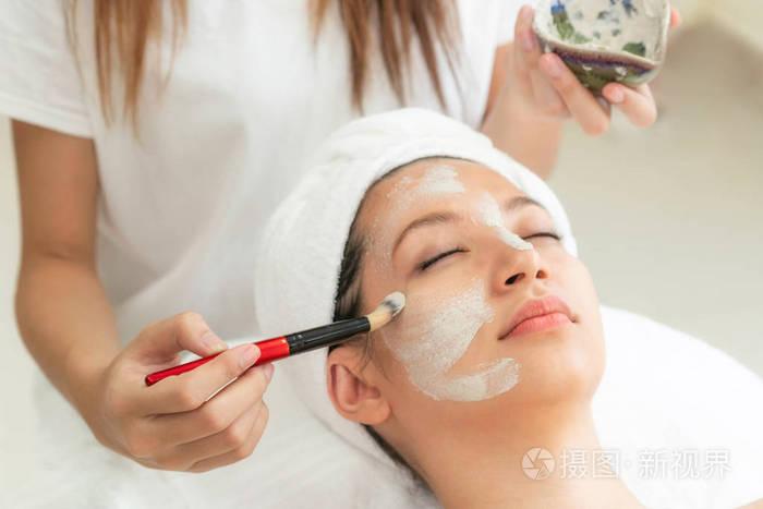 抗老化面部皮肤护理和奢侈生活方式概念.