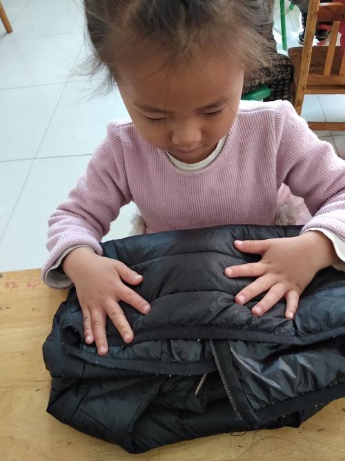 明德幼儿园小班开展我会自己叠衣服活动 - 美篇