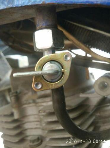 摩托车油箱开关1换了个新的怎么开副油箱,上面还是下面