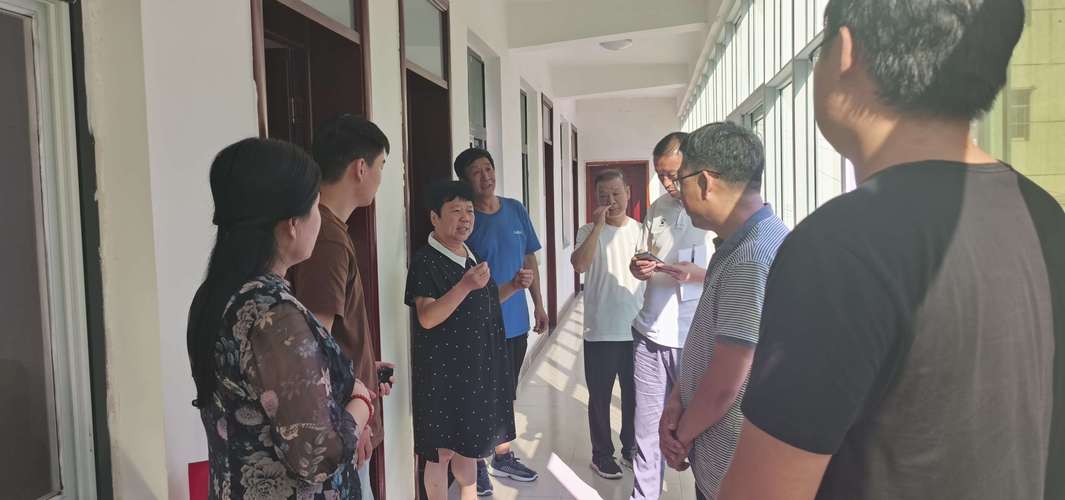 县慈善协会副会长李彩霞在现场强调相关单位注意事项,各秘书长按照相