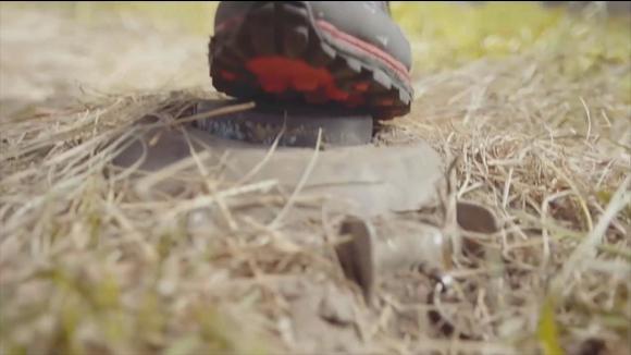 3人到野外玩,竟踩到荒地里一颗地雷,惊悚逃生电影《死亡山地》