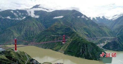 四川泸定境内横跨大渡河两岸的雅叶高速公路大渡河泸定特大桥.