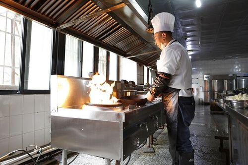 映秀中学,食堂师傅正用洁净的天然气给孩子们做饭.