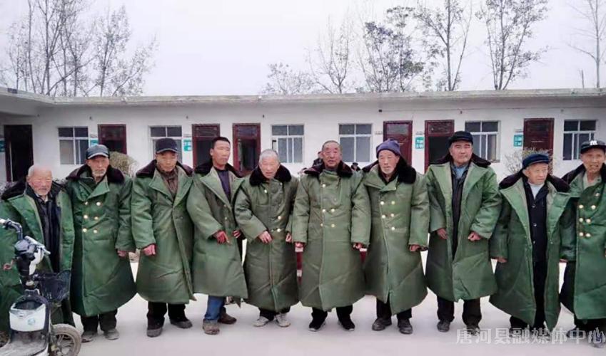 老人们穿起军大衣.png