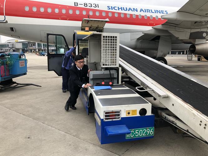 行李传送车突然抛锚 川航现场协调员保障行李装机正点起飞