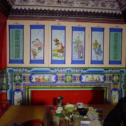火炕周围墙面是屋内装饰的重点,炕围画