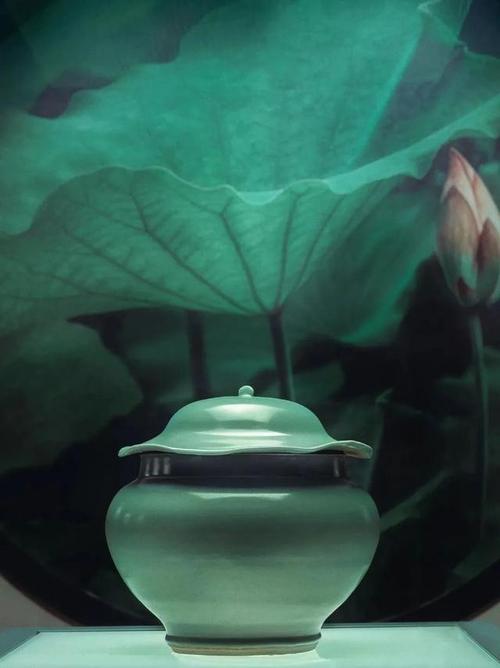 南宋龙泉窑青釉三足鬲式瓷炉,图:四川宋瓷博物馆官网类似的三足瓷炉