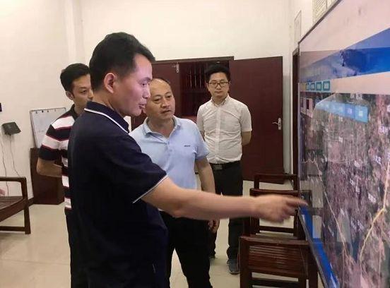 潘金钟"四不两直"抽查我县秸秆禁烧工作