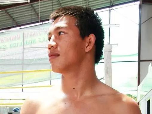太惨烈!泰拳王犀利肘刀血洗日本拳手