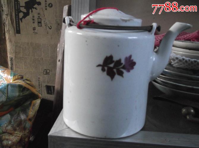 一把民国末期解放初期景德镇出品的漂亮花卉茶壶提梁壶