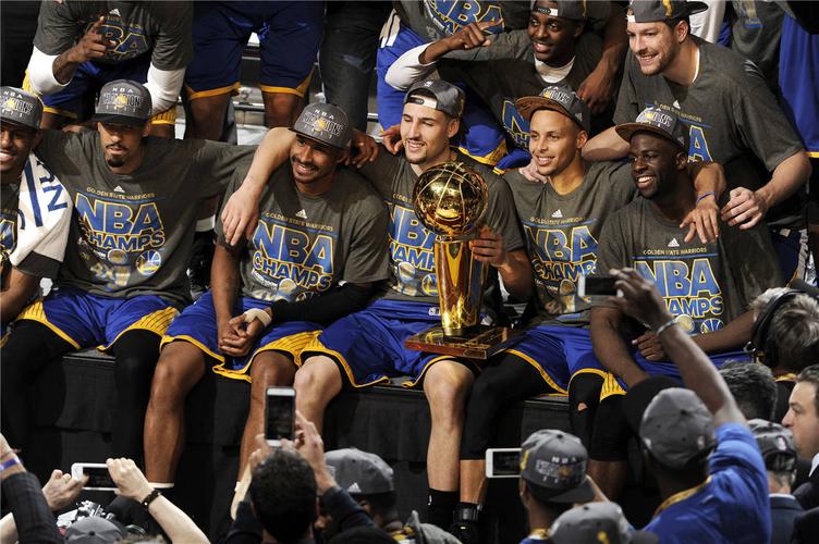 nba经典档案:勇士时隔四十年再夺总冠军,库里错失fmvp