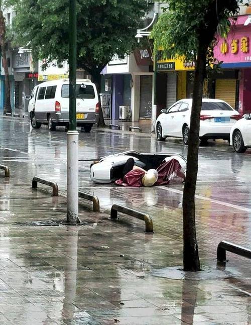 开平步行街发生惊人的一幕,下雨天大家要小心驾驶!
