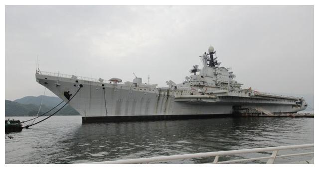 该航母名为"明斯克"号,建设于苏联时期,至今已有40余年的历史.