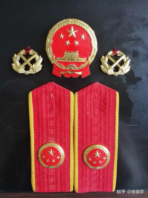 旧版的检察院徽章(上面左右两边的两个)