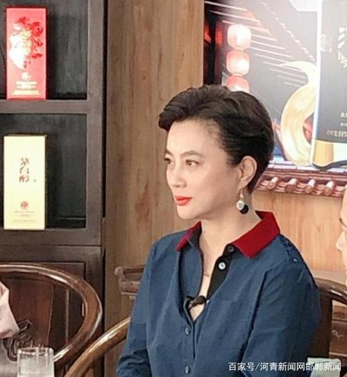 57岁李玲玉近照好甜,嘟嘴卖萌笑起来好暖心,侧颜美丽