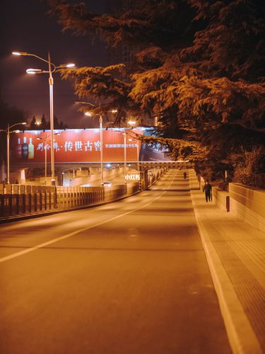 保定街拍|夜晚的保定街头_长城_美食_景点_拍照技巧_街头_街拍_长城