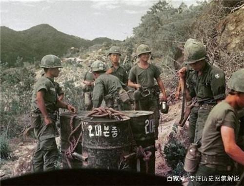 越战老照片武装到牙齿的美军战士可怜兮兮的越南士兵