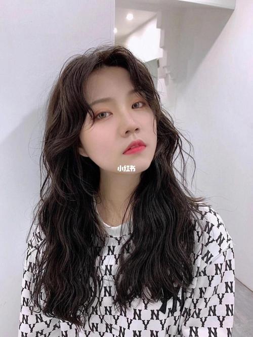 敲可爱的小姐姐慵懒卷,爱了爱了_烫发_卷发_发型_中发