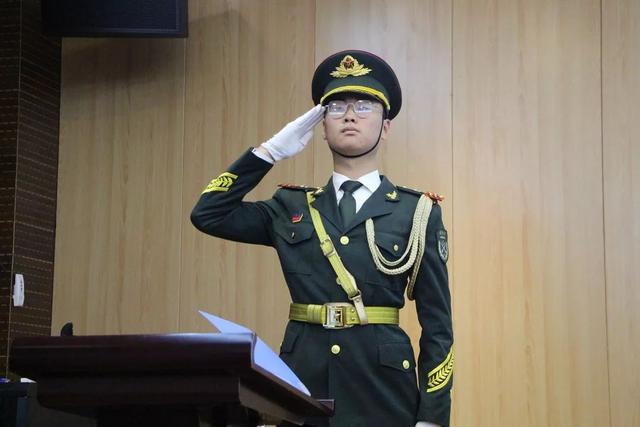 清华大学国旗护卫队,穿军装的最高学府学子,身托两种
