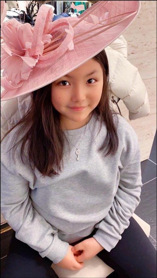 12岁王诗龄瘦了颜值大逆袭庆生罕见低调起来穿格子裙美成颜霸