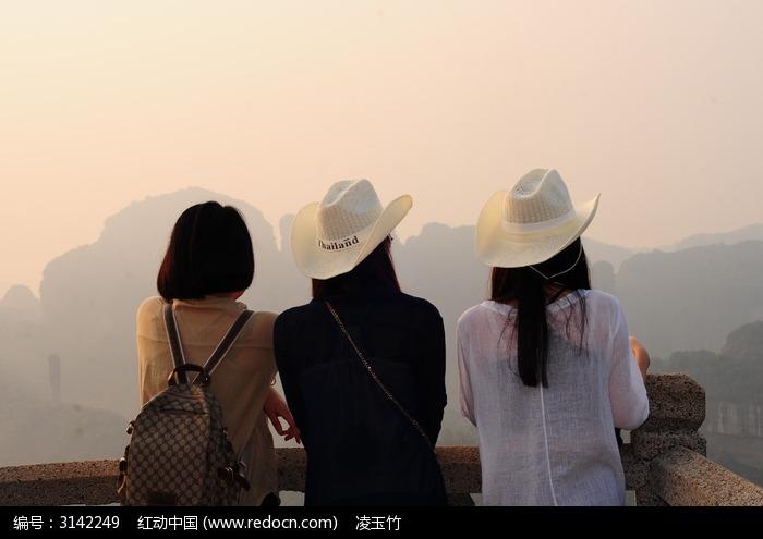 和小伙伴上丹霞山顶看日出三个妹纸背影