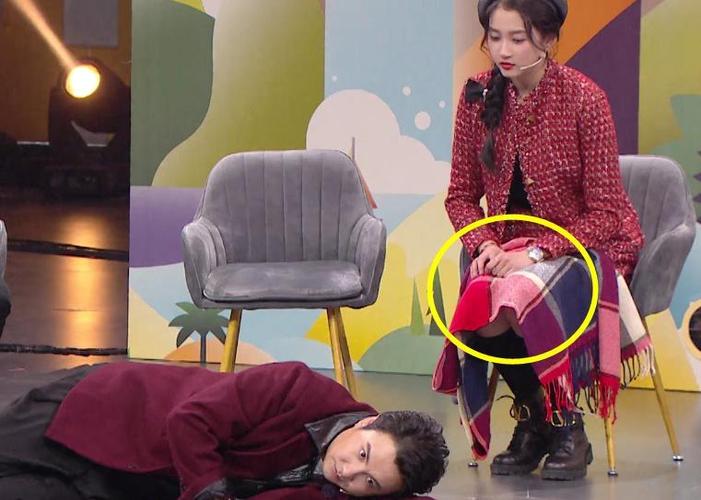 关晓彤展示"公主坐姿",正面看十分普通,侧面腿围瘦一