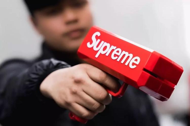 潮牌| supreme门前排队这帮人都是来抢"钞票枪"的吧