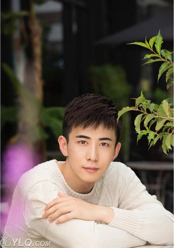 李川随拍写真曝光 将主持"星光大赏"颁奖礼