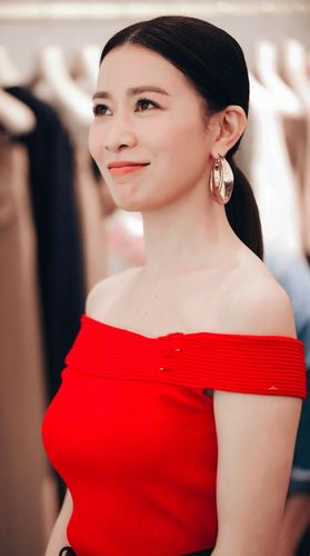 46岁佘诗曼酷爱红妆,抹胸短裙配低马尾,阳光气质像清纯小女生
