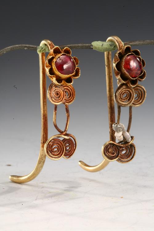嵌宝花卉金耳环 明 通高5-明代金银首饰归档