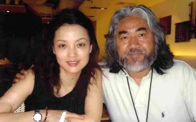 1988年,张纪中和第一任妻子王玎一见钟情,并生下了女儿张语芯.