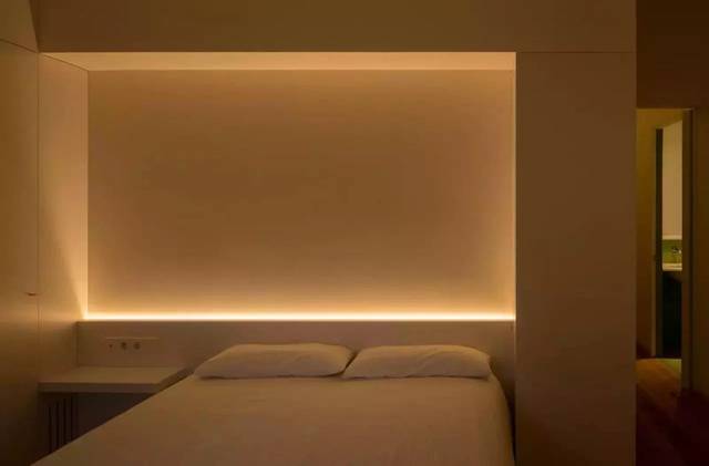 床头的暖色调隐藏灯带设计 给卧室空间带来了温馨感