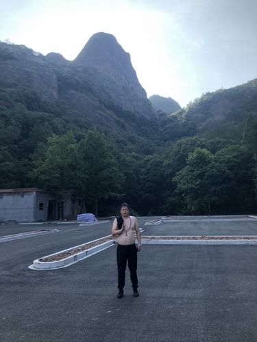 20浦江晨曦户外,登顶诸讥骆驼峰,突兀的峰顶一度吓住了~些美女队员