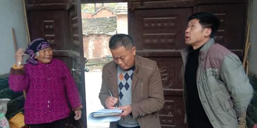 李林义等人入户走访贫困户-沈丘县李老庄乡人大代表