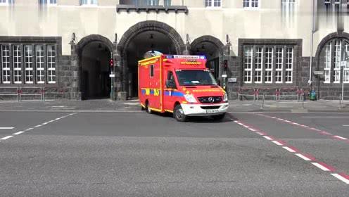 消防车出警遇交通堵塞前车选择无视一边的电动车却看不下去了