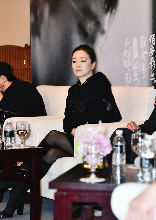 巩俐最新穿搭火了!几身搭配显瘦显年轻,照着穿时髦极了
