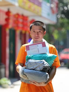 奋战在高温下的投递员