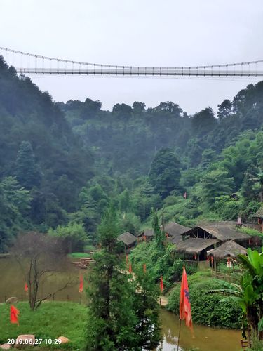 重庆巴南区樵坪山迎龙峡风景区《5d全景玻璃桥》一拍摄于2019年6月27