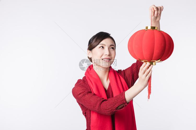 新春汉服美女挂灯笼