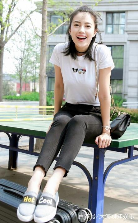 高圆圆身穿花色外套,搭配牛仔裤,虽然看起来简单,但却