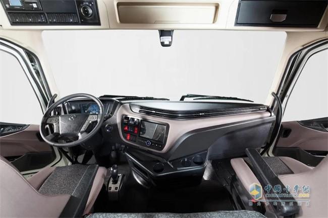 定位于新时代高端重卡,大运v9系列 6×4牵引车为高效物流赋能!