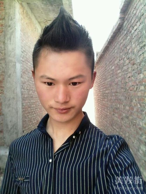 奇葩的男生飞机头发型!