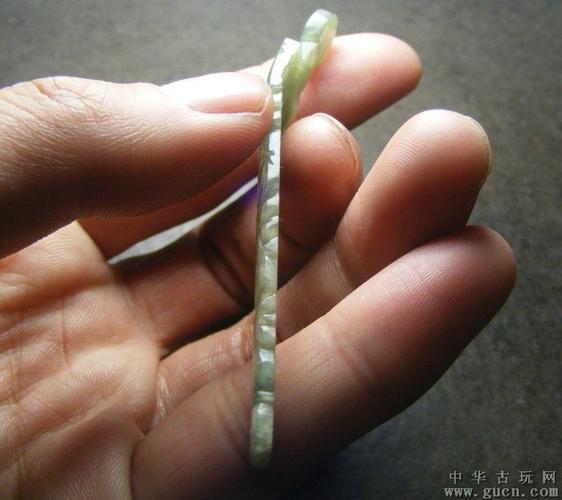 独立完整的清代.老坑翡翠折首耳扒型簪子(簪尾金银柄已脱落)