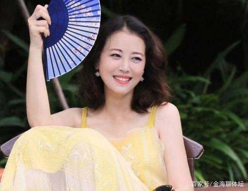 年过半百,风韵不减,如今依旧单身的5大女星,哪位让你