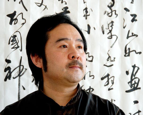 一九五九年出生于山东青岛市,现为中国书法家协会会员,中国榜书协会